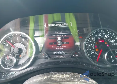 2021 Ram 1500 Big Horn 4X4 6'4 Box z USA, uszkodzony, nr VIN 1C6SRFMT1MN549194